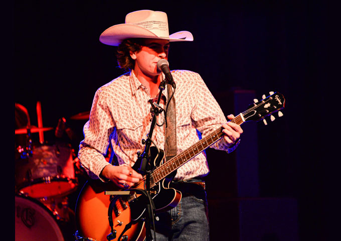 Jamsphere's tweet photo. Rising star Gavin Marengi delivers soul-stirring authenticity with his single "Back To Boston"! ๐ถThis track showcases his captivating vocals and bluesy instrumental hooks. #Americana #Blues #Rock #BackToBoston #GavinMarengi - https://t.co/2anMfpMRM9 https://t.co/nzcVXcPUTo
