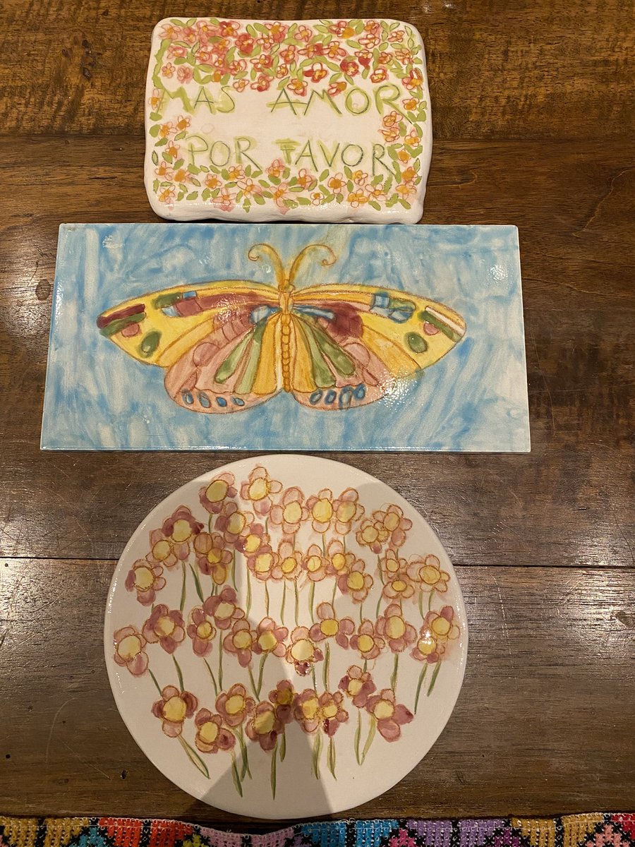 Don Fernando sigue aprendiendo el oficio de ceramista,con buenos progresos evidenciados en 3 de sus recientes obras, pero también aprecia mucho cuando le obsequian una pieza fina y hermosa!