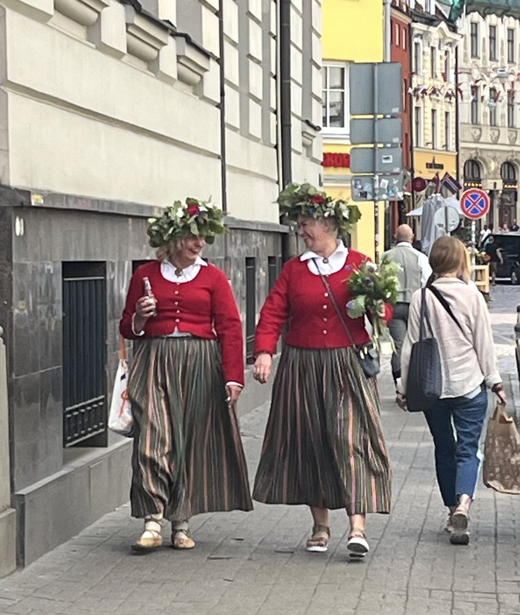 MicheleBerdy's tweet image. In Riga today was the last day of the youth song and dance festival, and the streets were full of parading, singing, dancing kids. These two women looked like they were having a great time.