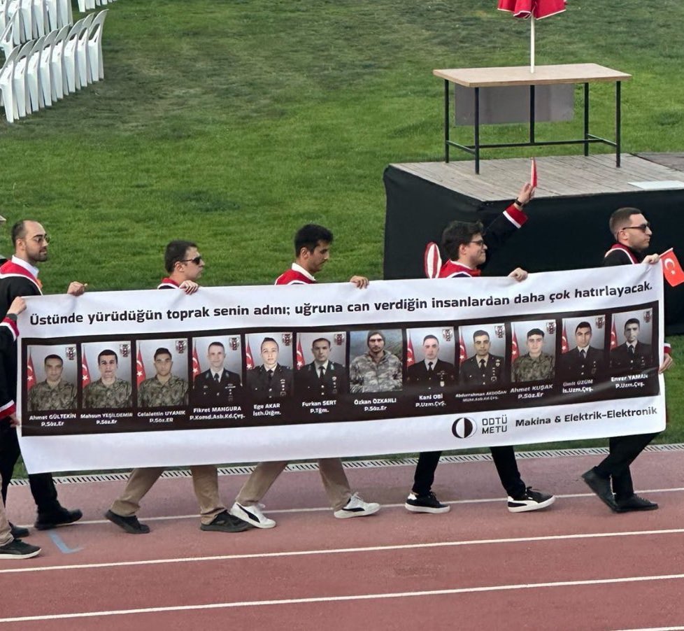 ⚪️ ODTÜ mezuniyet töreninde öğrenciler, 12 şehidimizin fotoğraflarının yer aldığı pankart açtı.