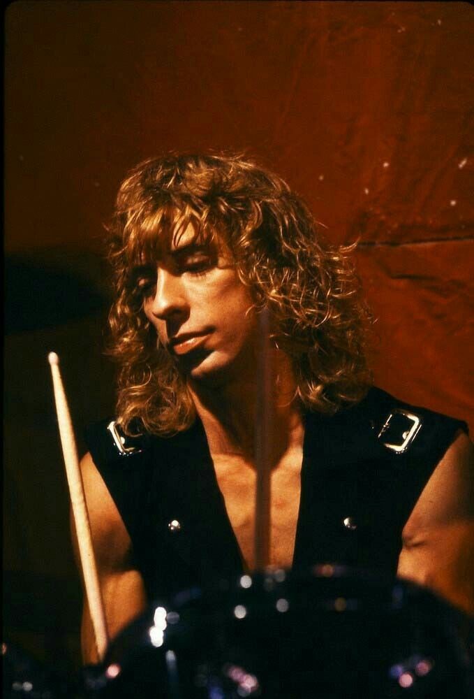 1VyjdxoLi901knq's tweet image. 7/14追悼
ガル・サミュエルソン
(メガデス)

1999年7月14日　死去