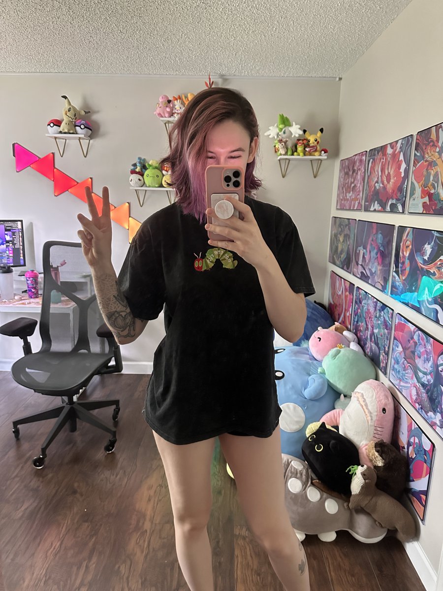 Bloody's tweet image. hi y’all!! I’m officially moved in and BACK TO STREAMING!!! Set 15 preview games all day :)
also DO Y’ALL LIKE MY NEW OFFICE??? 🥰💖
✨ twitch.tv/bloody ✨