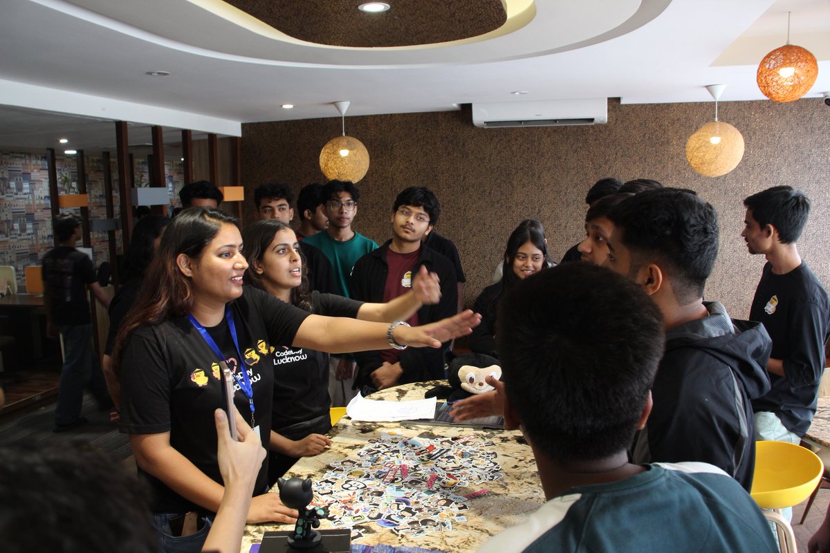 Priyanshi_fig's tweet image. Some of the cute clicks from @CodeDay_Lucknow with @nityaa_3009 🚩💖