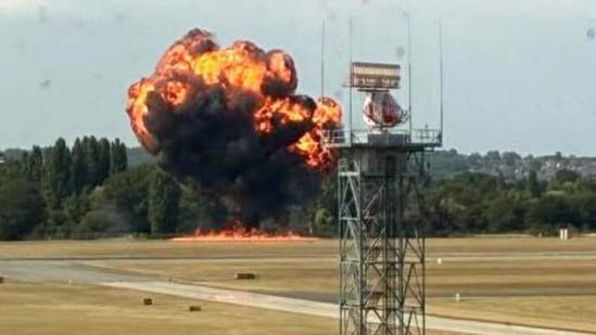 अहमदाबाद जैसा विमान हादसा, लंदन में टेक-ऑफ के बाद बन गया आग का गोला
लंदन के साउथएंड हवाई अड्डे पर उड़ान भरने के तुरंत बाद एक छोटा विमान दुर्घटनाग्रस्त हो गया। हादसे के बाद विमान पूरी तरह जलकर राख हो गया। रिपोर्ट्स के अनुसार, यह विमान संभवत बीच बी200 सुपर किंग एयर था। #planecrash