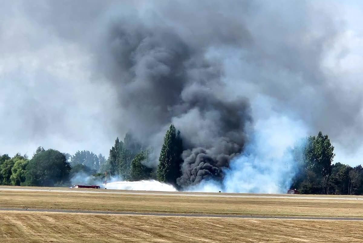 SamGuichelaar's tweet image. Apparently these pictures are real. Maybe I started seeing AI where there is none. Especially the antenna on the first picture looked ‘off’.
Apologies where due cc/ @AviationSafety