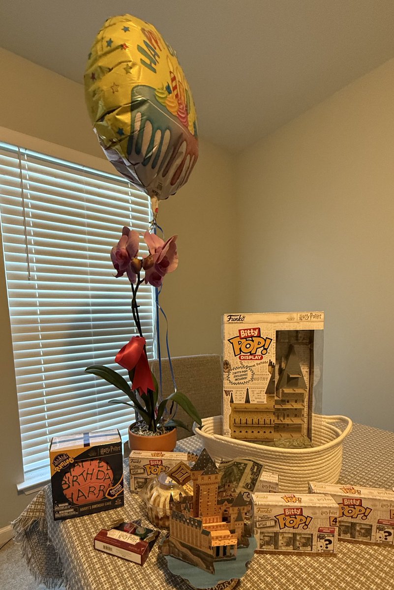 And the tradition continues!! My family surprised me with a Batman cake this year and I got wonderful gifts from my bf as a surprise as well 🥹⚡️🖤💛🦇