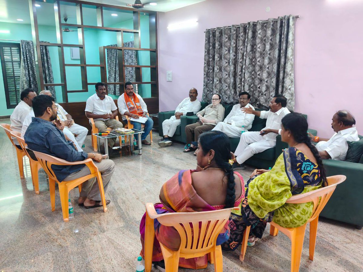 BJP Nellore Parliament (@bjp4nellore) on Twitter photo జిల్లా కోర్ కమిటీ సమావేశం జిల్లా అధ్యక్షులు <a href="/vamsi197223/">Seepareddy Vamsidhar Reddy</a> గారిఅధ్యక్షతన సమావేశం జరిగింది. ఈ కార్యక్రమానికి ముఖ్య అతిథిగా కిసాన్ మోర్చా జాతీయ ఉపాధ్యక్షులు,APSRTC జోనల్ చైర్మన్ <a href="/BjpSureshreddy/">sureshreddy bjp</a> గార&జిల్లా ఇంచార్జ్ @venkaiahNaiduG & సమావేశానికి జిల్లా కోర్ కమిటీ సభ్యులు పాల్గొన్నారు. జిల్లా కోర్ కమిటీ సమావేశం జిల్లా అధ్యక్షులు <a href="/vamsi197223/">Seepareddy Vamsidhar Reddy</a> గారిఅధ్యక్షతన సమావేశం జరిగింది. ఈ కార్యక్రమానికి ముఖ్య అతిథిగా కిసాన్ మోర్చా జాతీయ ఉపాధ్యక్షులు,APSRTC జోనల్ చైర్మన్ <a href="/BjpSureshreddy/">sureshreddy bjp</a> గార&జిల్లా ఇంచార్జ్ @venkaiahNaiduG & సమావేశానికి జిల్లా కోర్ కమిటీ సభ్యులు పాల్గొన్నారు.