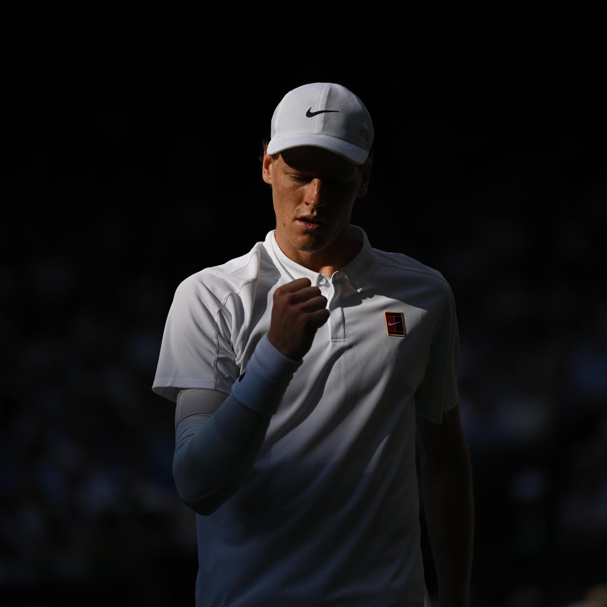 Perdés uno de los partidos más grandes de la historia del tenis. Triple match point, 2 sets a 1 arriba. Tu rival gana con una muestra de aura impresionante. Llorás 15 minutos en el vestuario. 

Un mes después: misma instancia, mismo adversario -el único que te gana, tu némesis-,