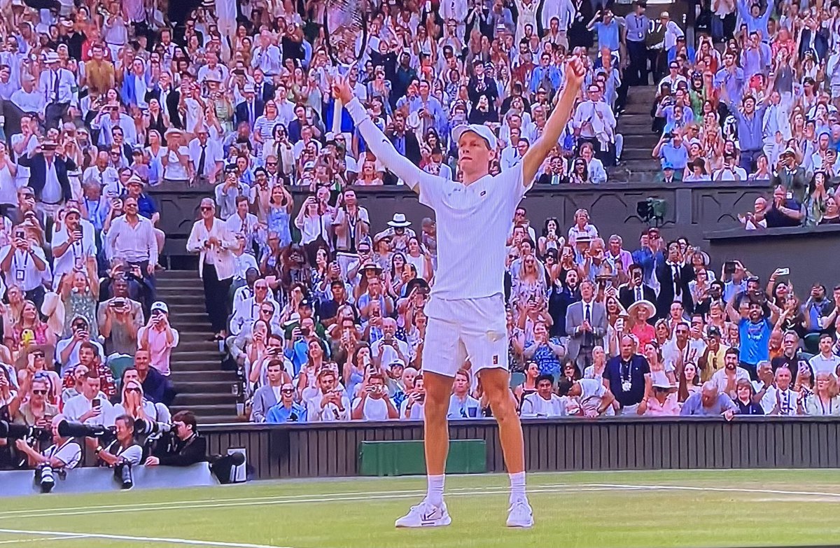 Uno dei momenti più belli e importanti nella storia dello sport italiano. 

Jannik, sei leggenda, sei il tennis, sei tutto.