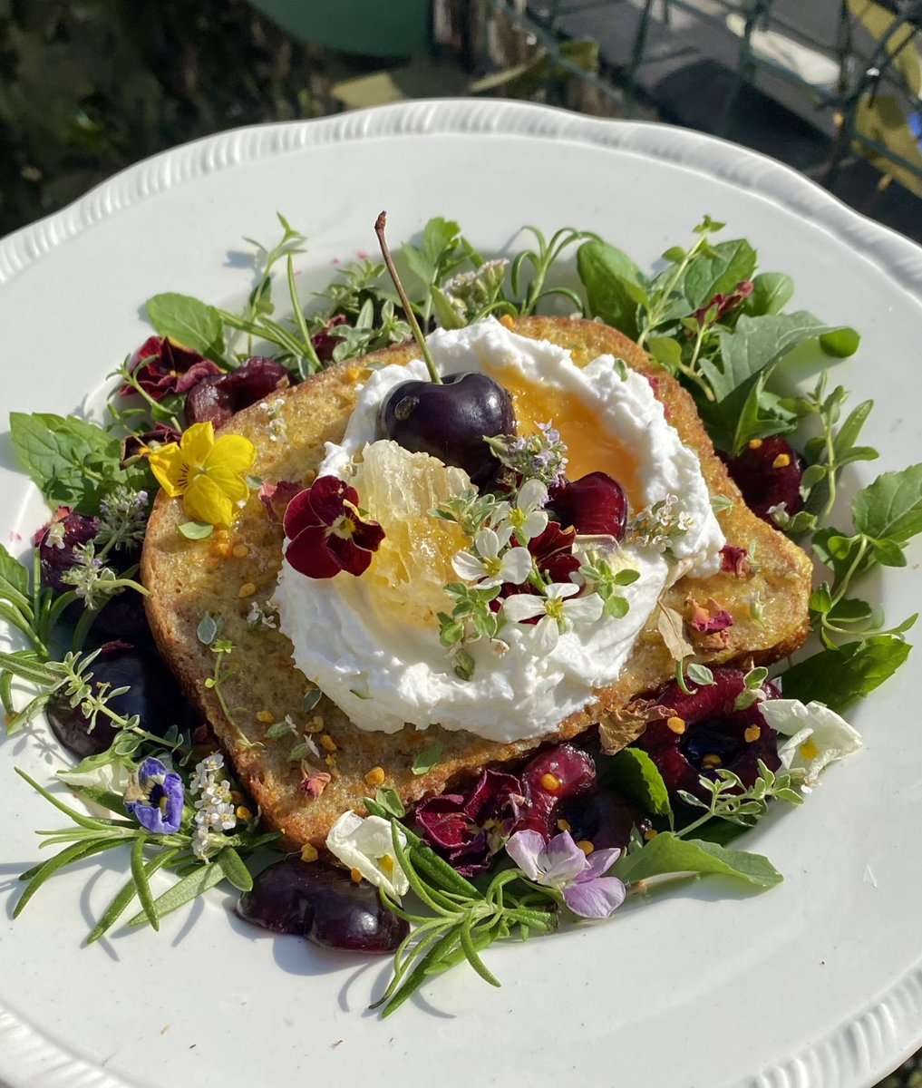 crystallisedfig's tweet image. Cherry French toast with chamomile chantilly and local honey
