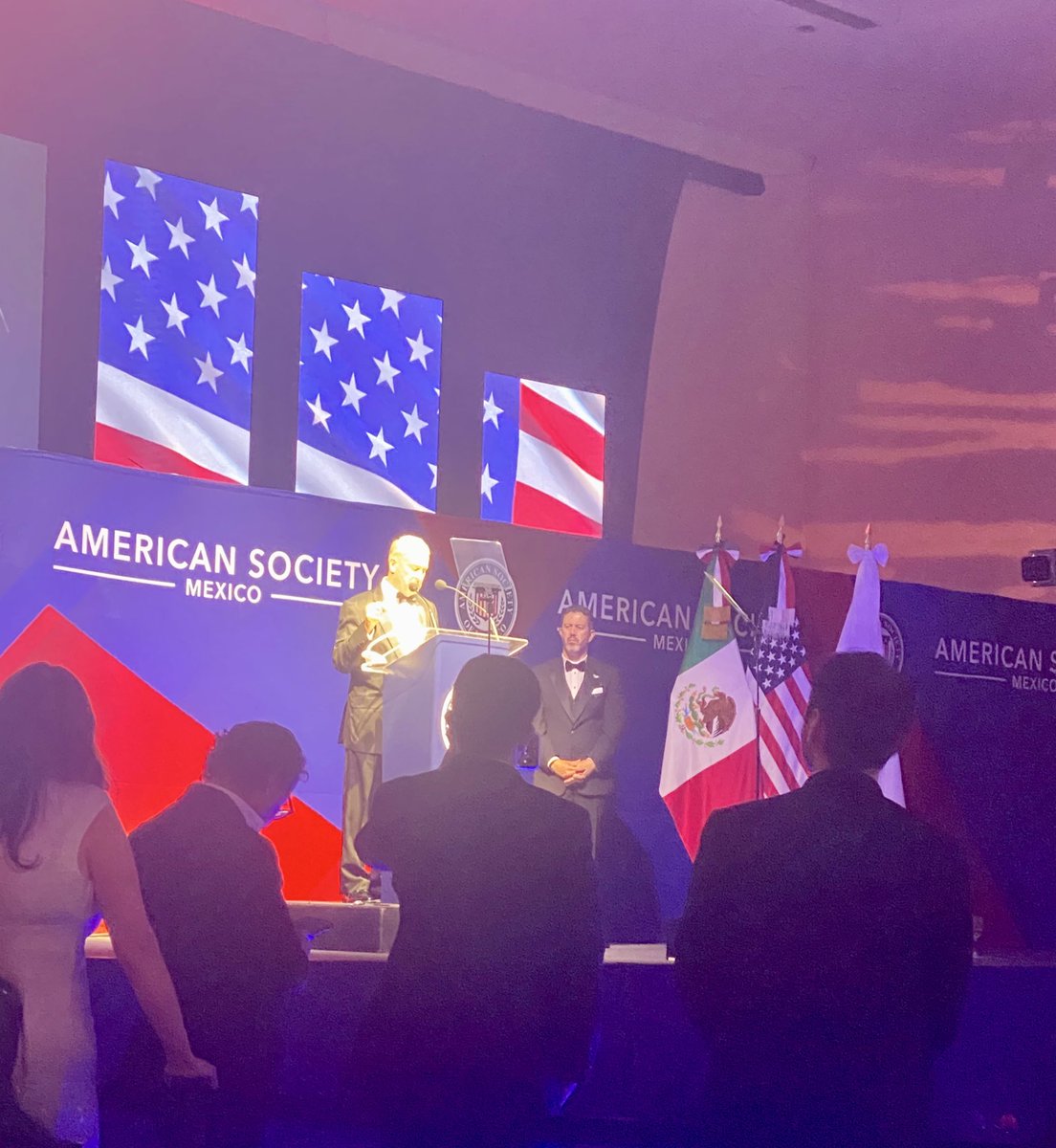 🇺🇸🇲🇽 En la gala de @AmSocMX, el embajador Ron Johnson destacó que 40M de estadounidenses se consideran méxico-americanos, fortaleciendo la hermandad entre naciones. <a href="/lrubin/">Larry Rubin 🇲🇽🇺🇸</a> subrayó la importancia de la relación comercial y el combate a la trata de personas. #MéxicoEUA <a href="/USAmbMex/">Embajador Ronald Johnson</a>