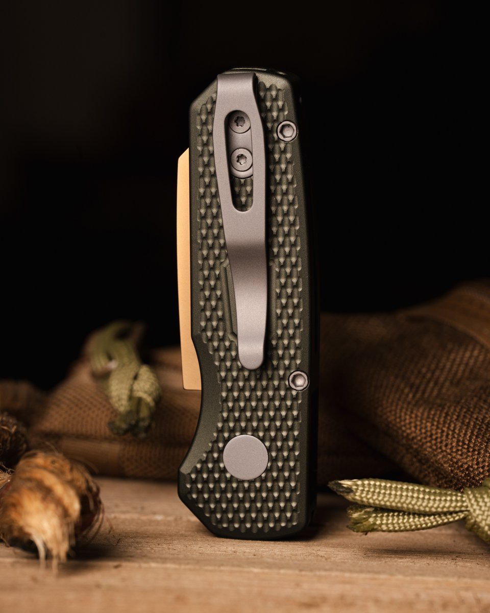 BladeHQ's tweet image. It&apos;s back! The Pro-Tech Desert Warrior Runt 5 has restocked! This Blade HQ EXCLUSIVE is packed with a copper-finished MagnaCut blade and an OD green handle.

Grab yours before they&apos;re gone again! 🚨🗡️

Shop now at the link below
bit.ly/4eKTEzE