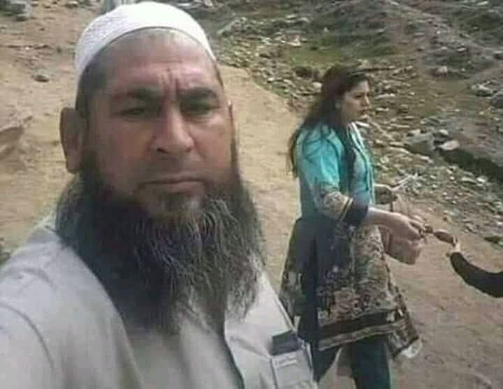 مولوی صاحب اپ کہاں ملو گے میں اپ کا بہت بڑا فین ہوں میں نے ایک کلاشنکوف لی ہے وہ چیک کرنی ہے