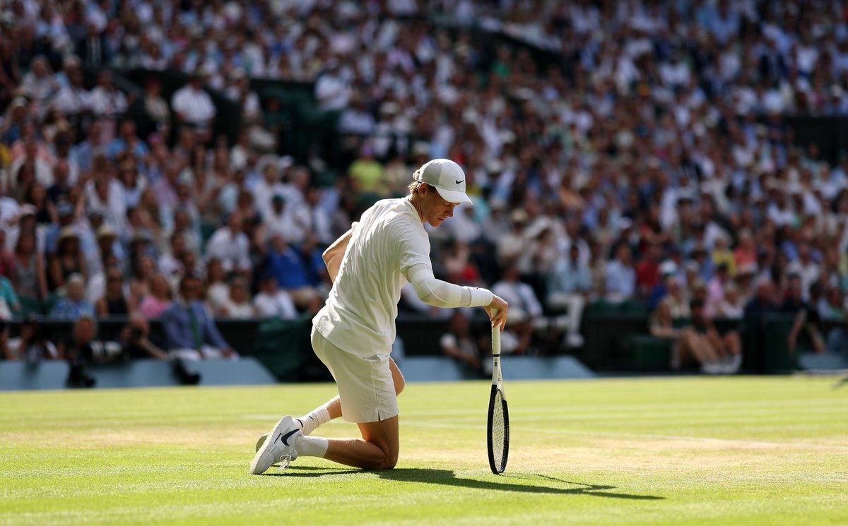 SinnerFrance's tweet image. JANNIK SINNER EST ROI À WIMBLEDON 👑
L’italien remporte son premier titre sur le gazon londonien 🍀
Victoire en quatre sets (4-6 6-4 6-4 6-4) face à Alcaraz, quatrième Grand Chelem pour le numéro 1 mondial 🦊