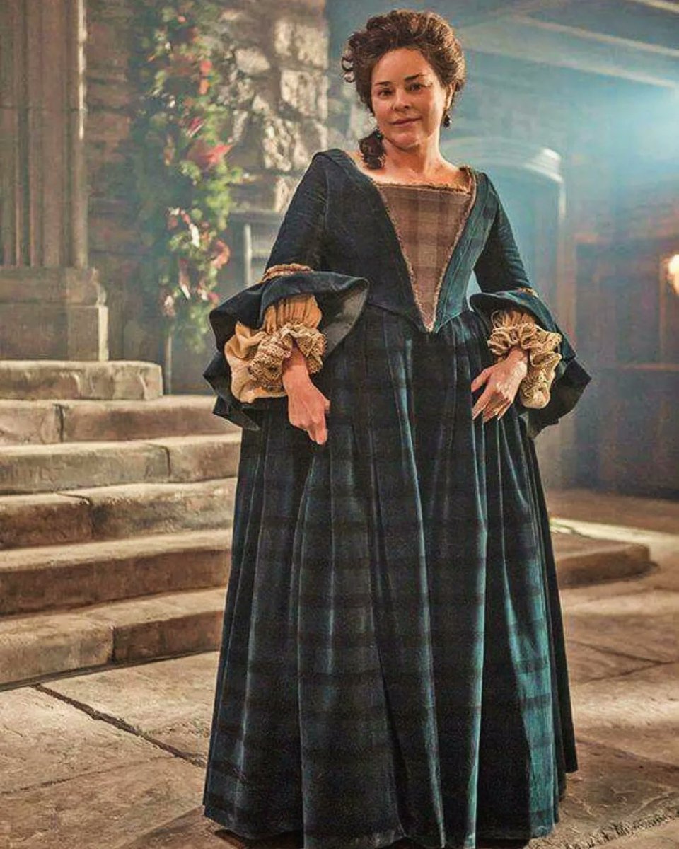 Diana Gabaldon wanted to remain in the memory of the screen by filling a minor role in the series as Fiona MacKenzie. Mrs Fitz about her dress : ' You wore it so well at the last Gathering.' 🤣 -  <a href="/EW/">Entertainment Weekly</a> @janmoutz #Writer_DG #rondmoore @OLS1
