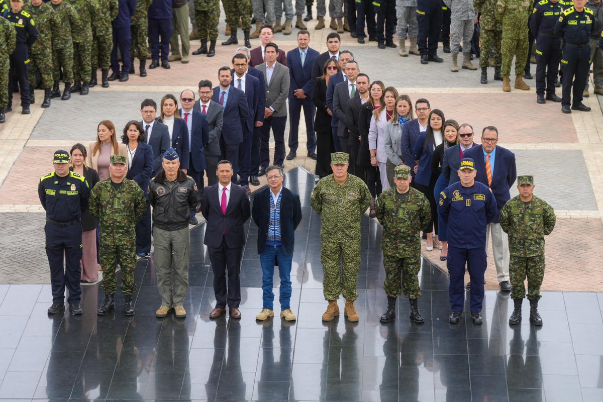 Presidente Gustavo Petro, Comandante General de las Fuerzas Militares. Oficial de Bolívar, emancipador y máximo dirigente popular de Colombia. Nuestro Comandante en Jefe.