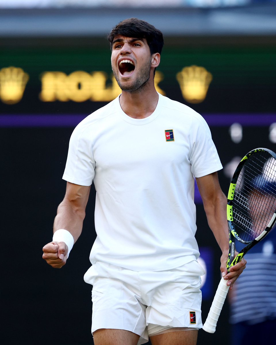 HONOR y GRACIAS SIEMPRE a este chaval, que nos emociona y nos hace disfrutar con su mágico tenis. Que no se rinde nunca y pelea cada bola. Y, sobre todo, nos hace vibrar los días importantes desde el sofá como lo hacía nuestro eterno Rafael Nadal.

Don Carlitos Alcaraz

Y