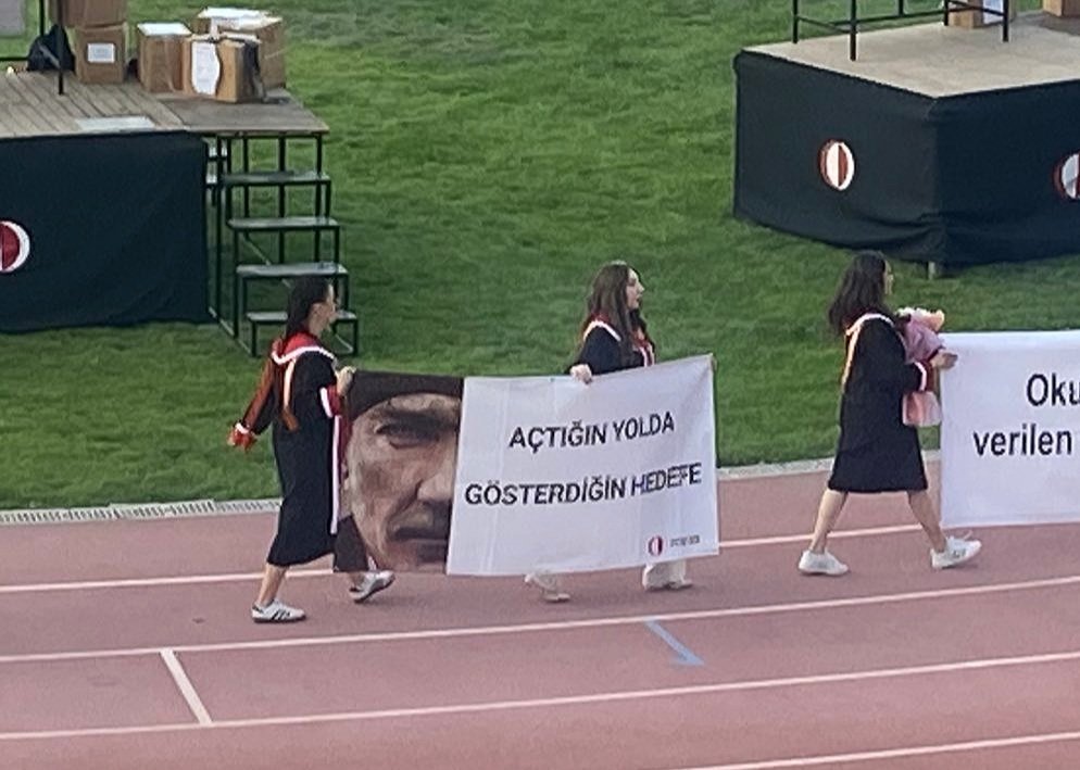 ODTÜ mezuniyetinde açılan pankart:

"Açtığın yolda, gösterdiğin hedefe..."