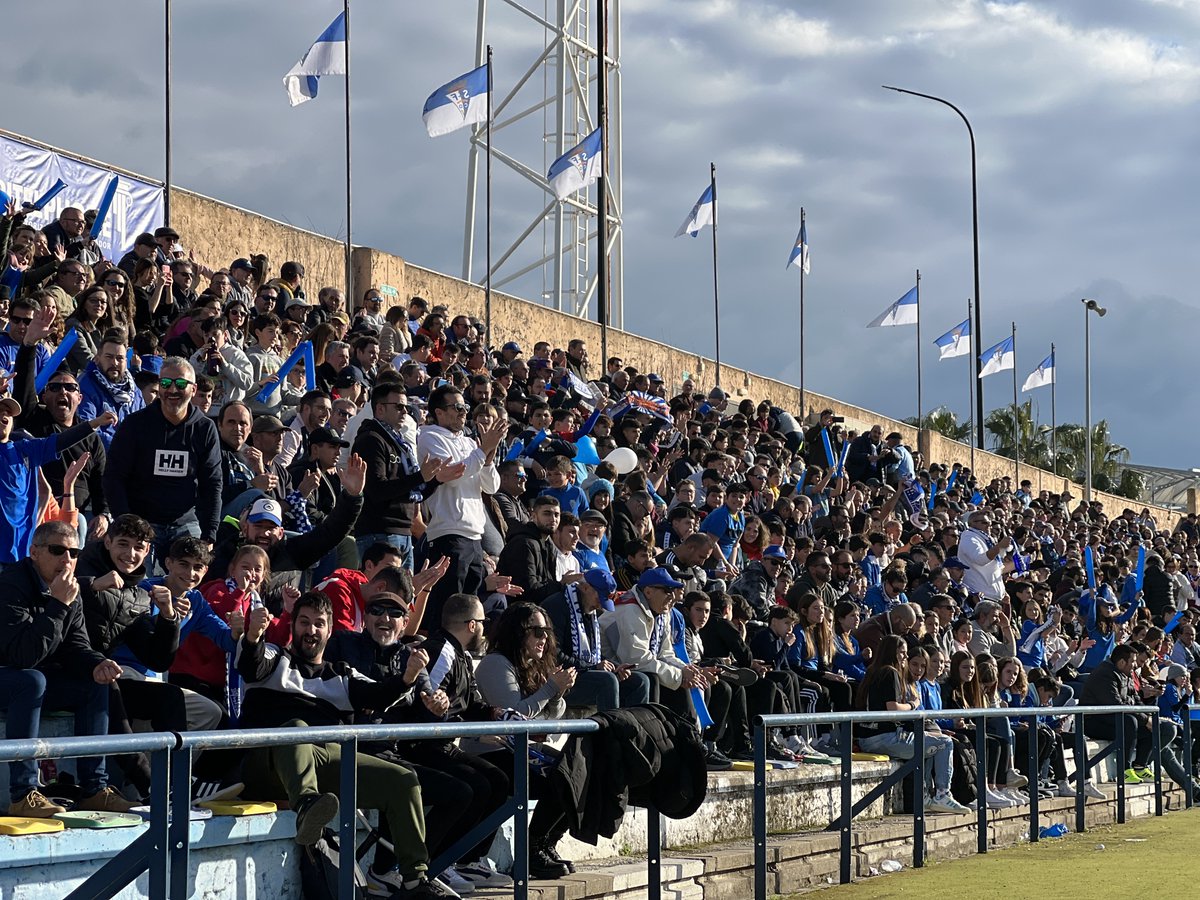 Juanjooliveira's tweet photo. No permitáis que la irresponsabilidad de unos inversores, que no saben lo que hay más allá de unos billetes, destruya la felicidad de todas estos aficionados de San Fernando.

El deporte y el fútbol es esto.

No los intereses de gente que ni conoce a estas personas.

@rfef https://t.co/kSvQHKqbVj