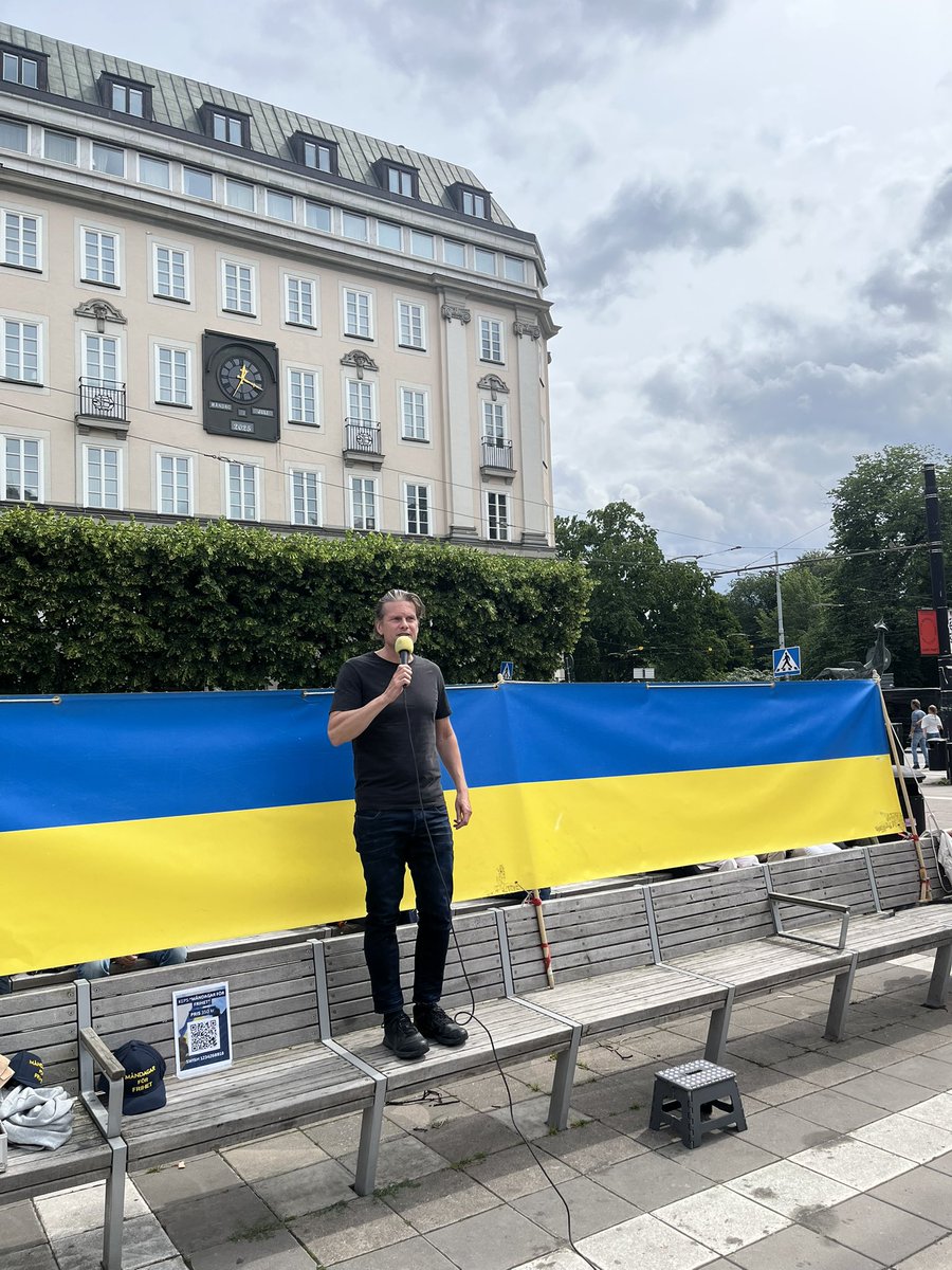 Mndagsrrelsen21's tweet image. 🇺🇦🇸🇪 Imorgon ses vi som alltid på Norrmalmstorg.
Måndagsrörelsen varje måndag kl 12.
Här bilder från förra mötet, då talade bl a Mattias Svensson (SvD) och Alyona från @nordicukraine.
Slava Ukraini 🇺🇦