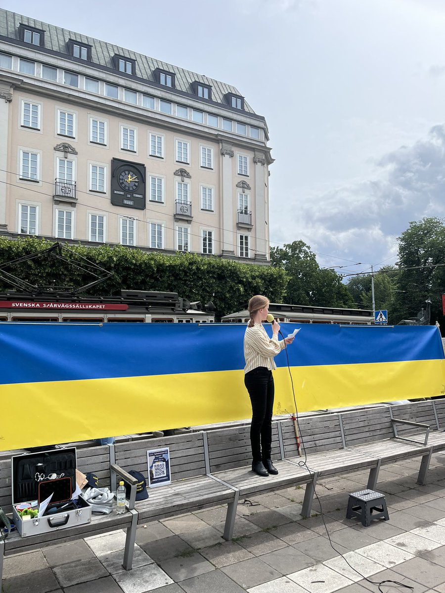 Mndagsrrelsen21's tweet image. 🇺🇦🇸🇪 Imorgon ses vi som alltid på Norrmalmstorg.
Måndagsrörelsen varje måndag kl 12.
Här bilder från förra mötet, då talade bl a Mattias Svensson (SvD) och Alyona från @nordicukraine.
Slava Ukraini 🇺🇦