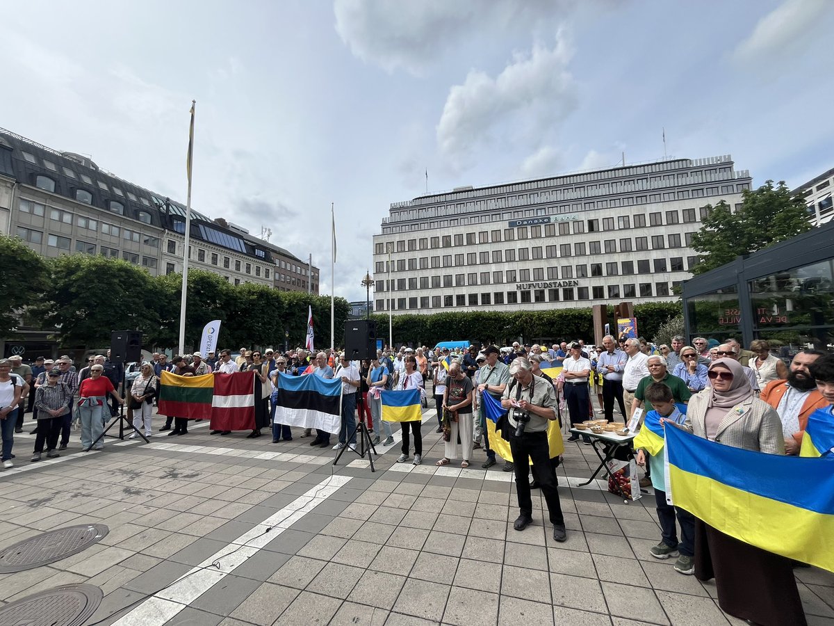 Mndagsrrelsen21's tweet image. 🇺🇦🇸🇪 Imorgon ses vi som alltid på Norrmalmstorg.
Måndagsrörelsen varje måndag kl 12.
Här bilder från förra mötet, då talade bl a Mattias Svensson (SvD) och Alyona från @nordicukraine.
Slava Ukraini 🇺🇦