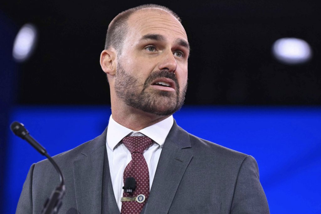 Eduardo Bolsonaro poder ser candidato a qualquer coisa em 2026 será vergonhoso para a nossa justiça eleitoral e o STF.

O sujeito está abertamente conspirando contra o Brasil, tem que ser preso assim que pisar o pé aqui.