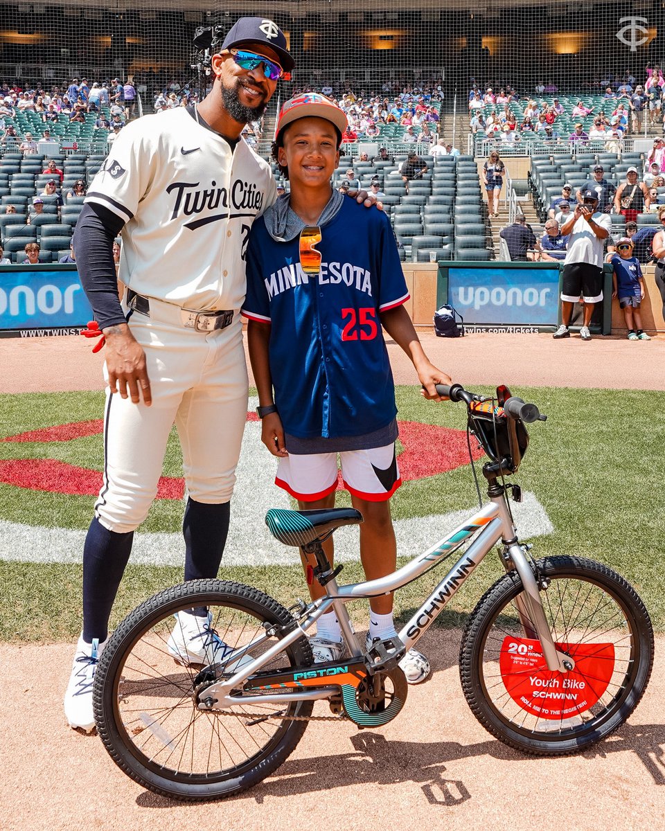 Byron Buxton celebrated yesterday’s cycle by gifting a bicycle to a young fan today 

(via <a href="/Twins/">Minnesota Twins</a>)