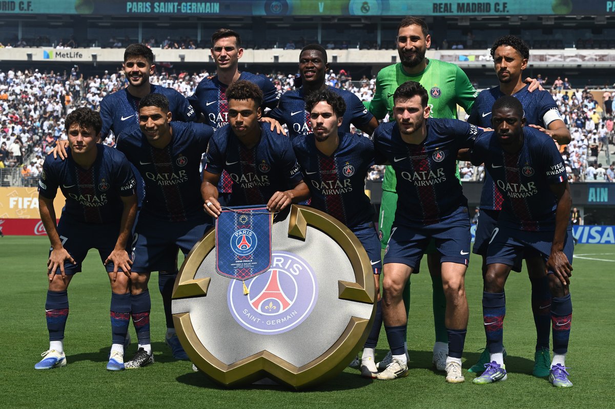 ActuFoot_'s tweet photo. « 𝗟𝗢𝗥𝗦𝗤𝗨’𝗢𝗡 𝗣𝗔𝗥𝗟𝗘 𝗗𝗨 𝗣𝗦𝗚, 𝗢𝗡 𝗘𝗡 𝗕𝗔𝗩𝗘 𝗧𝗢𝗨𝗦 ! » 🤤❤️💙
 
Dimitar Berbatov 🇧🇬 𝗘𝗡𝗖𝗘𝗡𝗦𝗘 le PSG : 
 
« 𝗟𝗨𝗜𝗦 𝗘𝗡𝗥𝗜𝗤𝗨𝗘 🇪🇸 𝗔 𝗖𝗥𝗘́𝗘́ 𝗨𝗡𝗘 𝗘́𝗤𝗨𝗜𝗣𝗘 𝗗𝗘 𝗠𝗔𝗖𝗛𝗜𝗡𝗘𝗦 ! 🗣️ » 🤖🥵

🎙️ @DAZNFootball https://t.co/TDiQrdljox