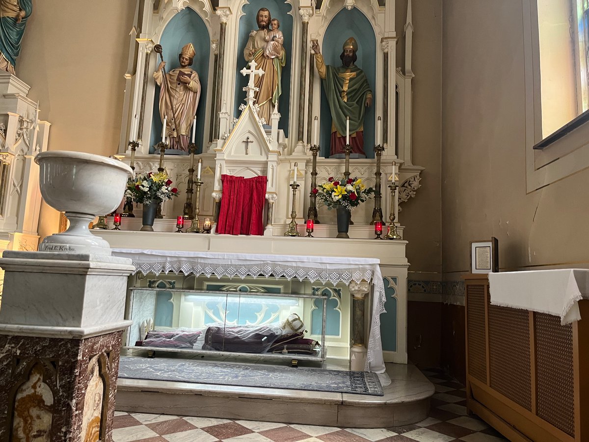 benedictus_kid's tweet image. Mass today was done over the altar containing the body of Saint Bonosa, a 2nd Century Martyr.