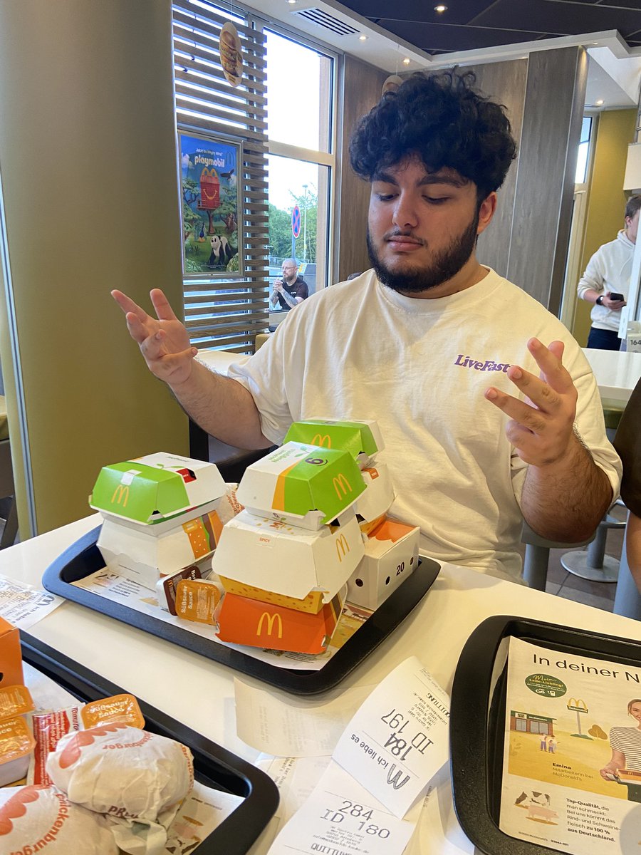 Gegen diesen Wichser verloren damit er seine 400€ Pot bei Mecces ausgibt #fatass