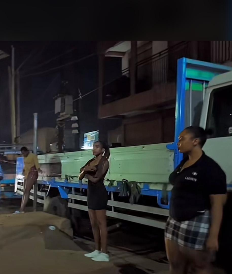 Omanyi mwefula abatumanyi, 
Kati wano ndiwa??
Ela nkolaki??