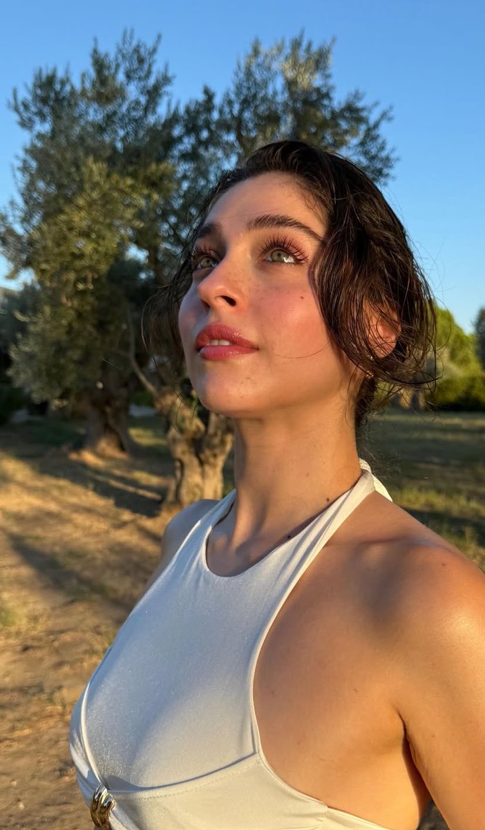 bir manzara olduğundan habersiz duruşun✨
#CemreBaysel