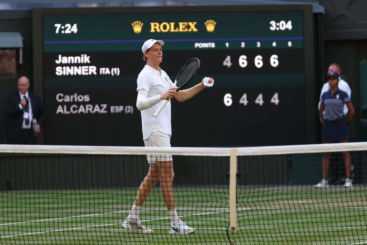 Foto che resteranno per sempre nella storia del tennis italiano.

#Wimbledon #Sinner