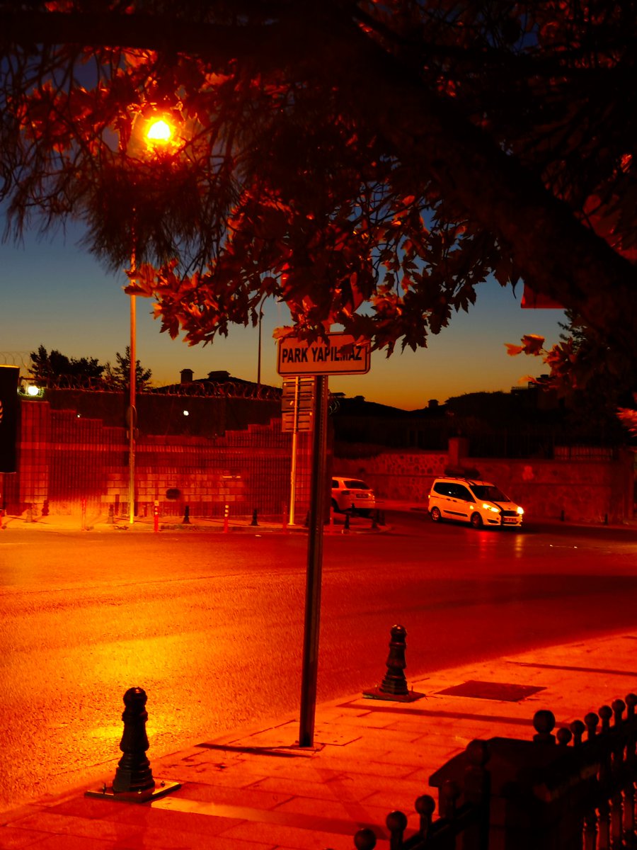 "Bir yol var… Ucunda sen yoksan, bütün menziller yorgunluktur. Çünkü insan, en çok sevdiğine varamayınca tükenir."

Semih Yunca