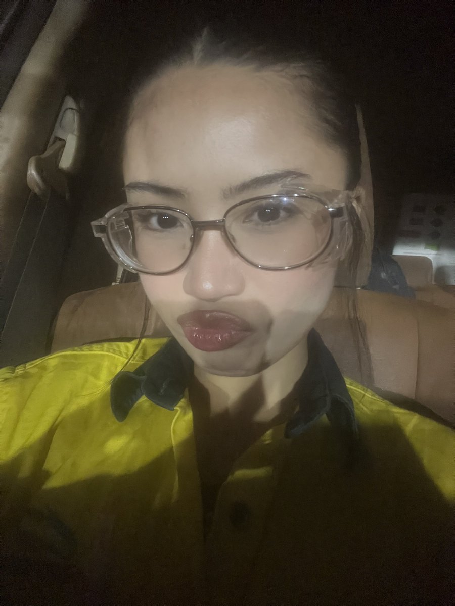 ri6nee's tweet image. unfortunately i&apos;m not a baddie with a mysterious income