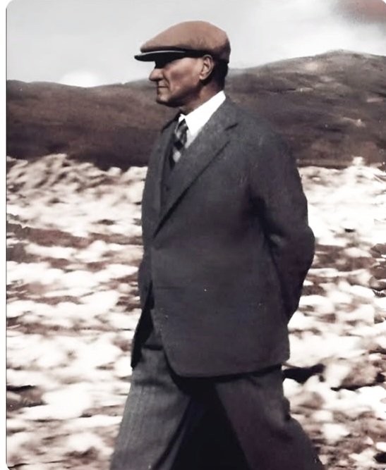 Çık gel uzaklardan.
Belki Cumhuriyeti yeniden kurarız.   🖤