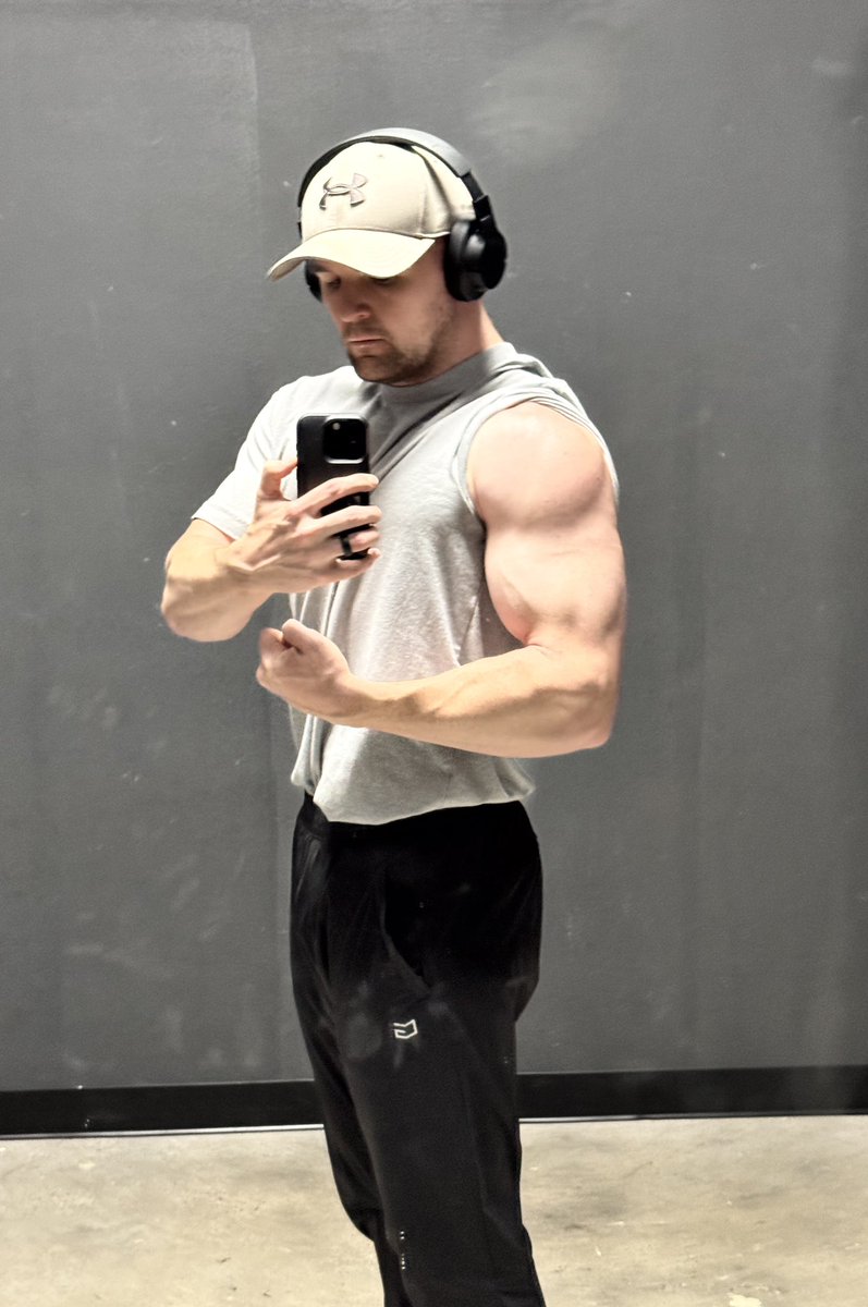 sometimes_lone's tweet image. You think carrying those stacks of large boxes is easy? Being a irl Rust character is no joke