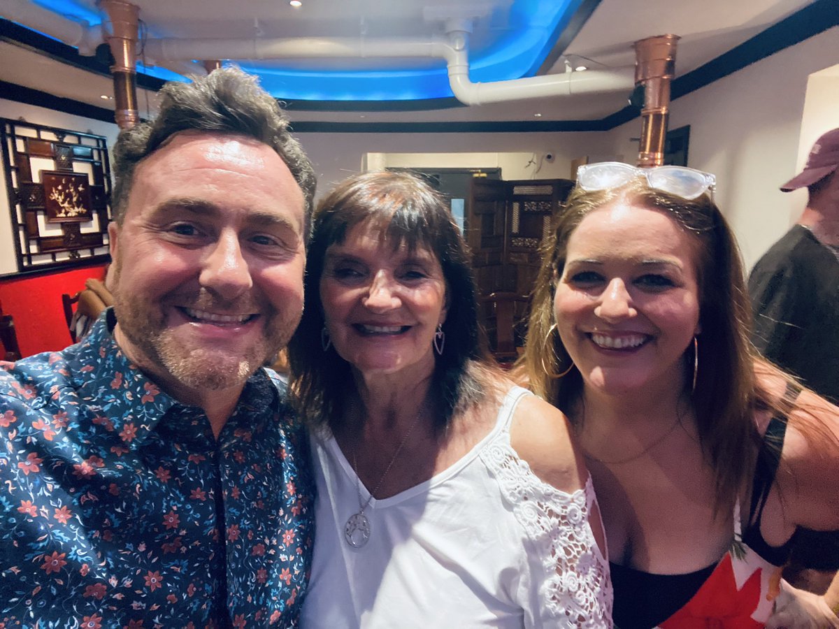 DezAndJax's tweet image. Such a super night of top entertainment and fun with the lovely Cheryl and Nolan sisters Anne &amp;amp; Denise 🕺🏻💃🏻🎤🪩

Always a fabulous time with these beautiful ladies 🌟

@cherylfergison1 @AnneWNolan @MissDeniseNolan #soapweek #summerfun