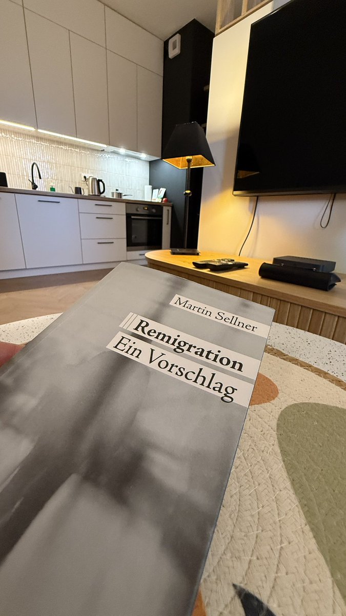 freiformation's tweet image. „Remigration“ von @Martin_Sellner ist mehr als ein politisches Statement - es ist ein Weckruf zur offenen Debatte.
Ob du zustimmst oder nicht:
Wir müssen reden - nicht zensieren.
Diskurs statt Dämonisierung.
Mit Menschen sprechen. Nicht über sie: @jreichelt
Wer eine andere…