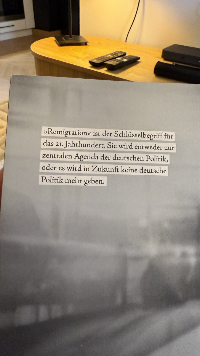 freiformation's tweet image. „Remigration“ von @Martin_Sellner ist mehr als ein politisches Statement - es ist ein Weckruf zur offenen Debatte.
Ob du zustimmst oder nicht:
Wir müssen reden - nicht zensieren.
Diskurs statt Dämonisierung.
Mit Menschen sprechen. Nicht über sie: @jreichelt
Wer eine andere…