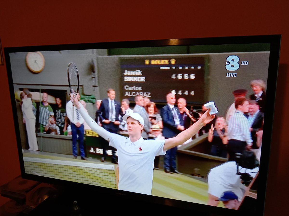 Sinner diventa leggenda, il primo italiano a vincere Wlimpledon. Se avesse sfruttato i tre match point di Parigi, sono convinto che avrebbe centrato il grand slam. Sul cemento - US Open - non ha nessun problema. Il giocatore più forte al mondo, il degno erede di Djokovic. Grazie!