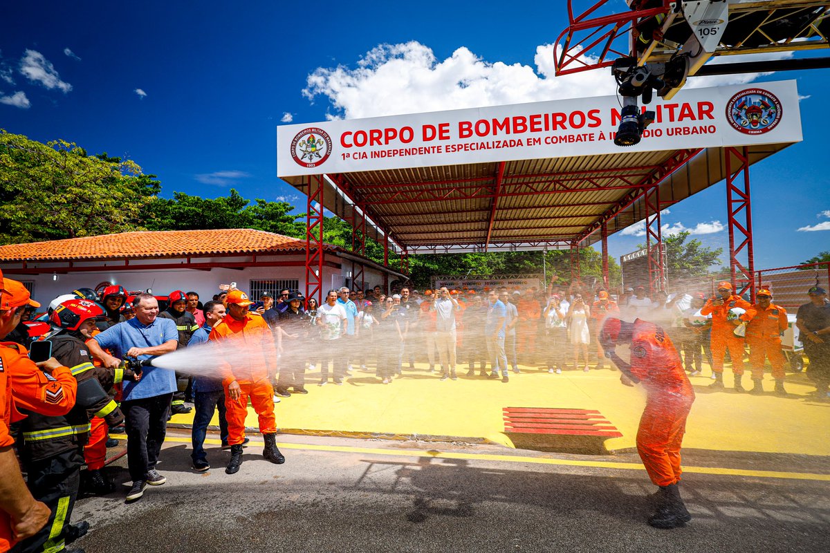 carlosbrandaoma's tweet photo. 🚒👩‍🚒 A 1ª Companhia de Combate a Incêndio Urbano, localizada na Lagoa da Jansen, também passou por melhorias e ampliação. Dobramos a área construída e ainda entregamos novos veículos para reforçar o trabalho dos bombeiros militares ⛽⛑️ https://t.co/pTPkChaLRM