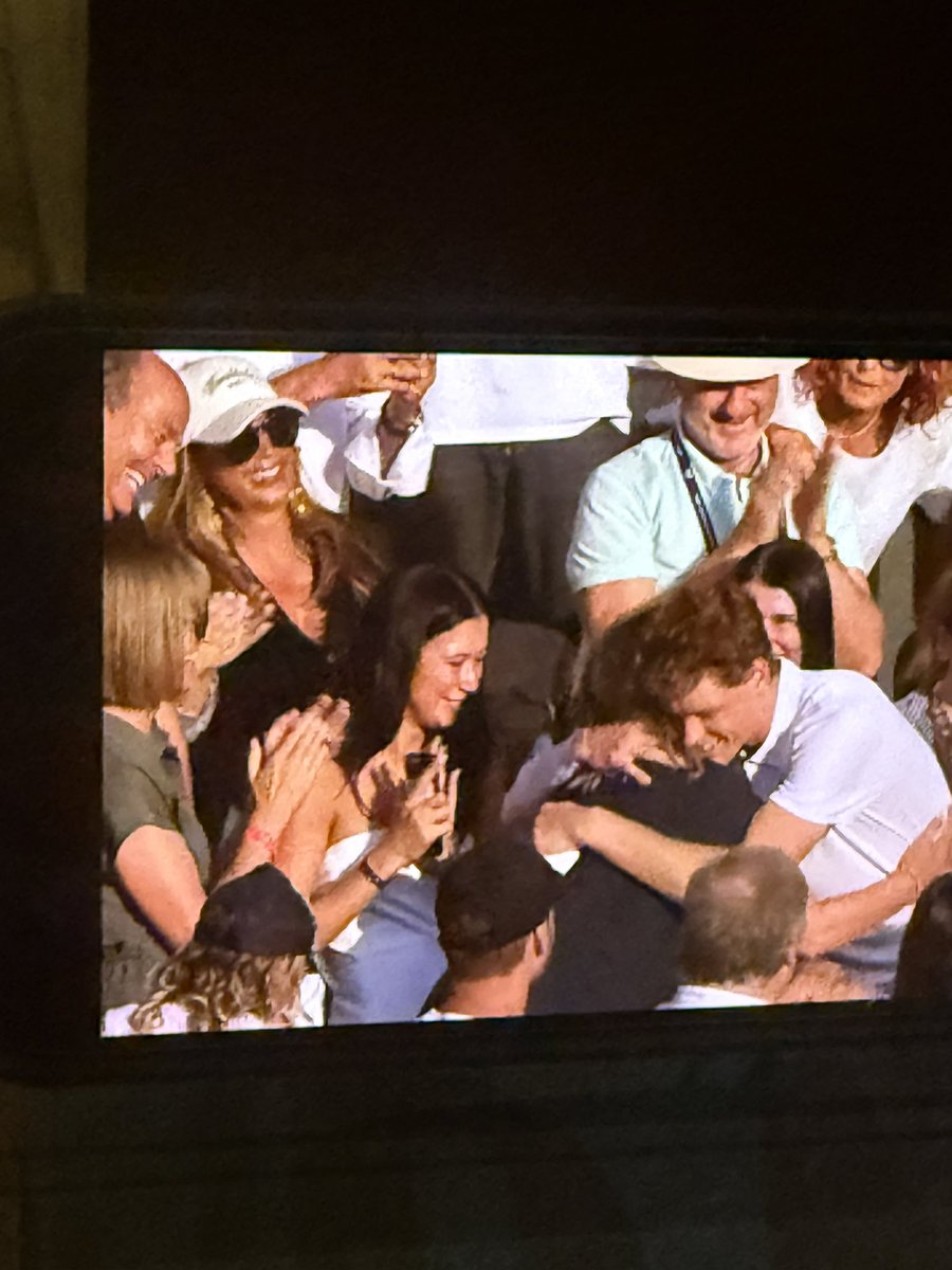 E alla fine l’abbraccio alla mamma! Grande Jannik! #Wimbledon #Sinner