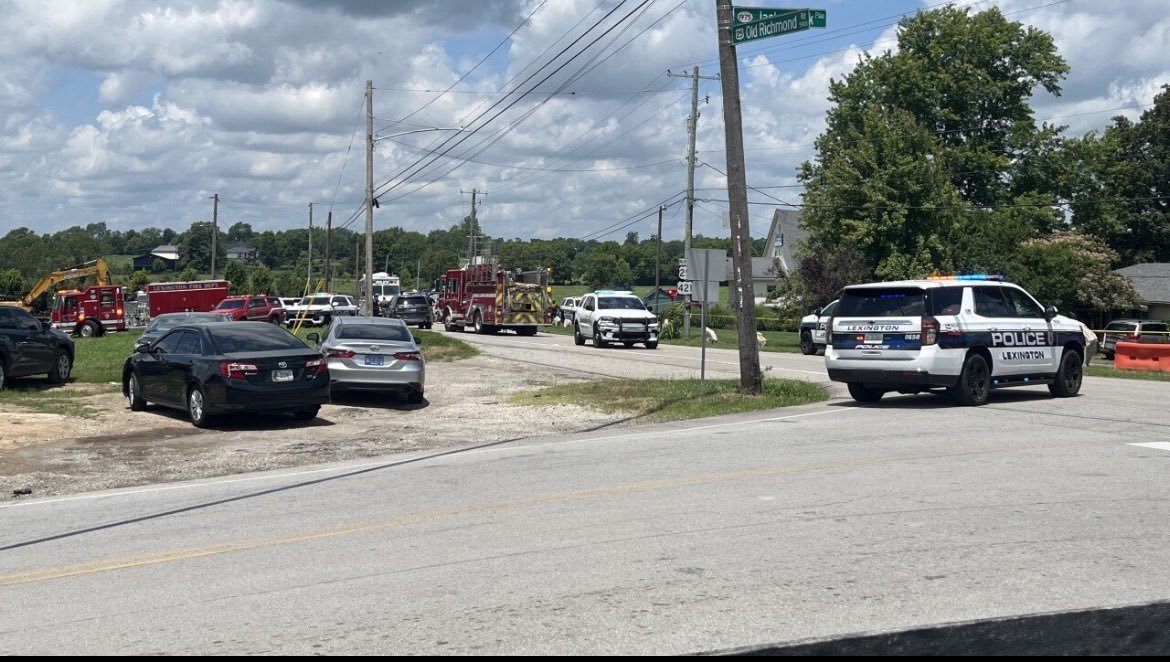 EuropeCognizant's tweet image. Multiple injures reported in Lexington, Ky., after suspect shoots trooper, opens fire at a church.

#Suspect #Shooting #RichmondRoad #BaptistChurch #Lexington #Shooter #Trooper #KYStatePolice #BlueGrassAirport