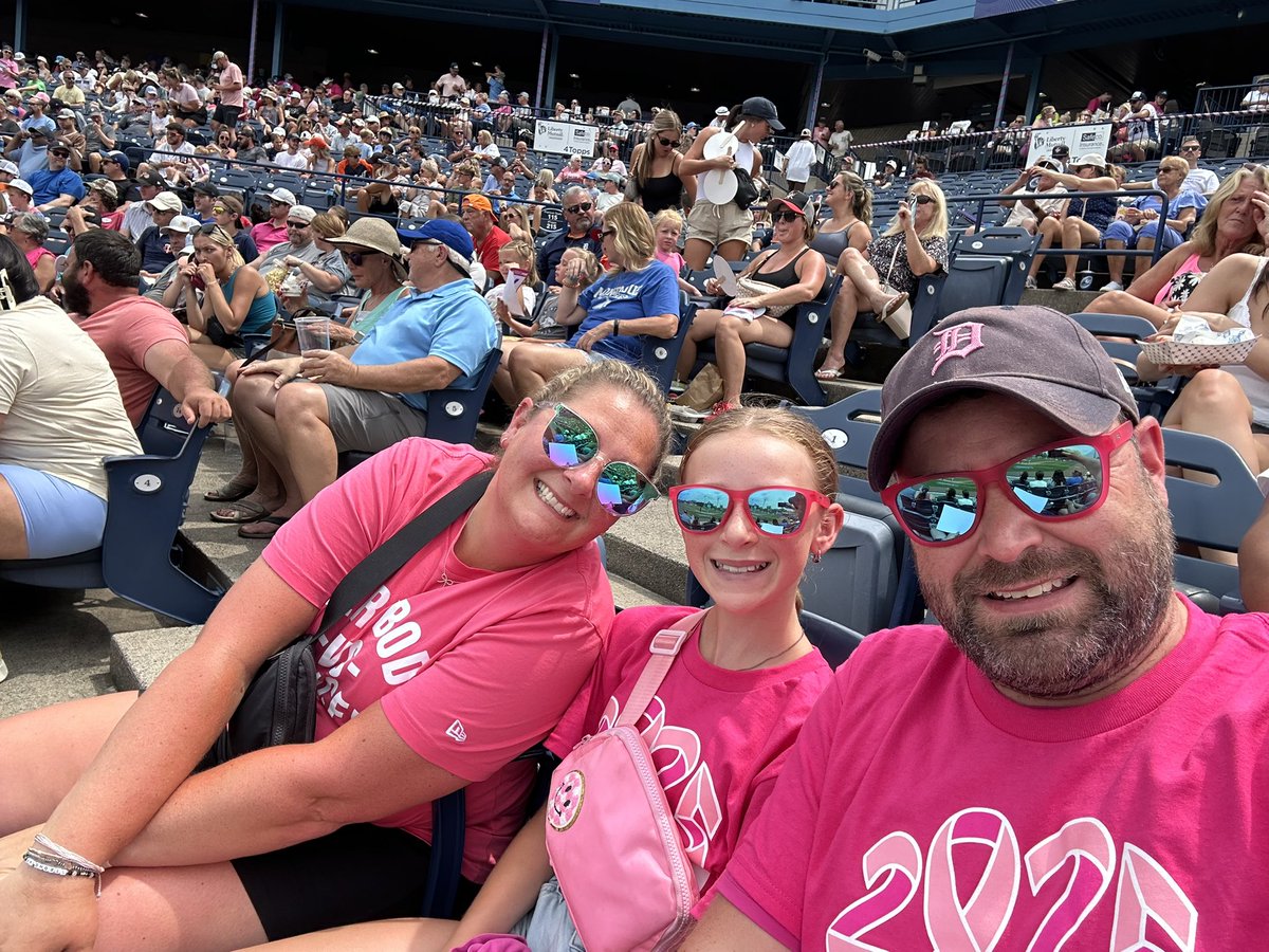 coach_hart's tweet image. The Harts are Painting LMCU Pink to help end breast cancer in honor of Stephanie and all that have battled! @wmwhitecaps #CatchTheWave #GoCaps