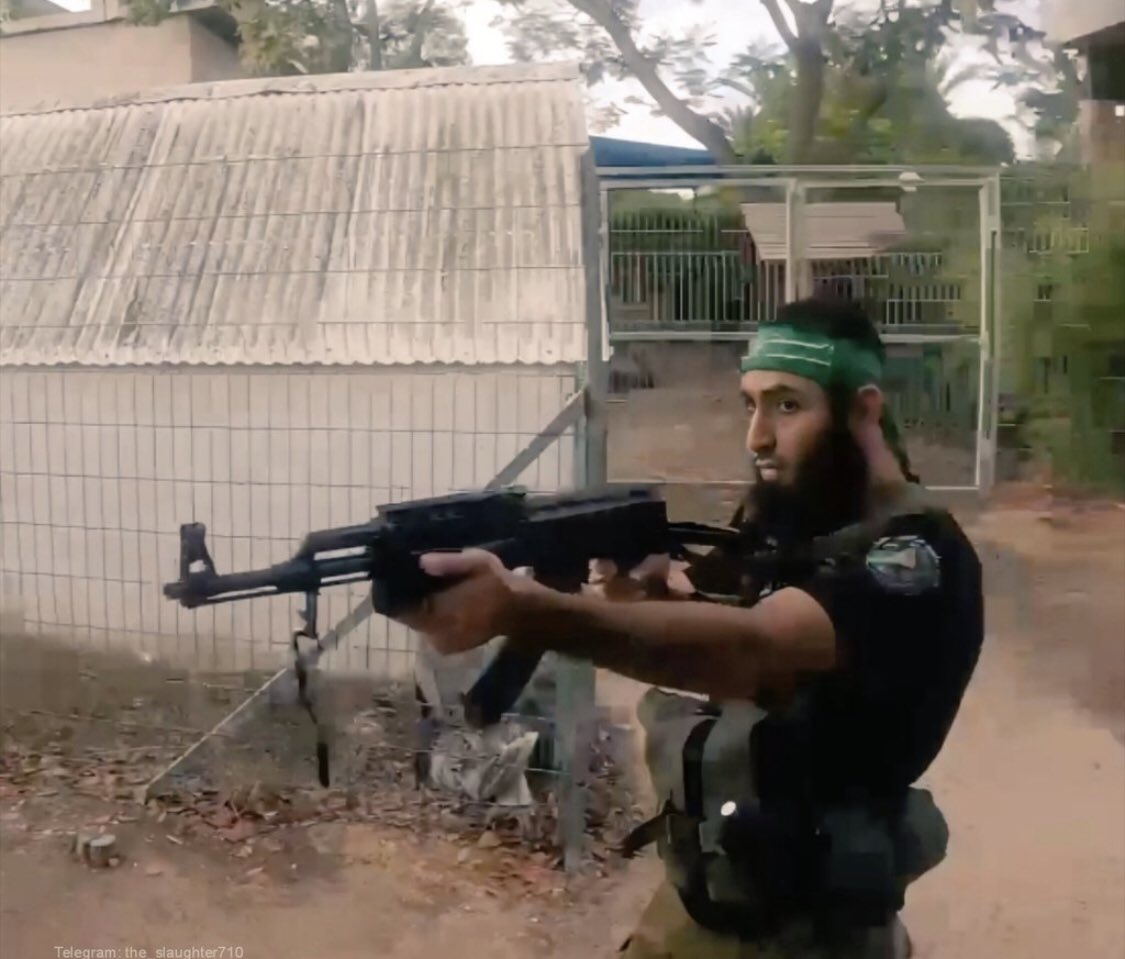 Amis français !
Maintenant que les populations de Gaza ont systématiquement le statut de réfugiés,
Ce spécimen risque demain d’être votre voisin,de palier 
Bon courage !