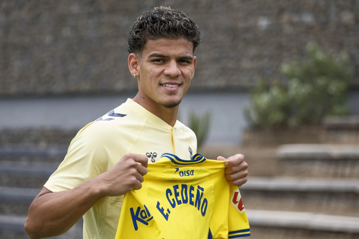 ¿Lo de venir de viaje a Gran Canaria y encontrarse a 𝗘𝗗𝗪𝗔𝗥𝗗 𝗖𝗘𝗗𝗘Ñ𝗢 bajando del mismo avión el Viernes como hoy en la playa de las Canteras que es? 

El nuevo fichaje de la <a href="/UDLP_Oficial/">UD Las Palmas</a> y ya le conocemos en persona 😝