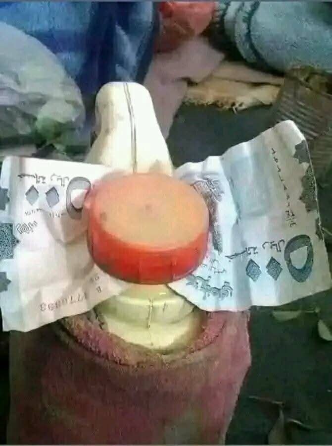 شخص في #عدن راح للبقالة يشتري كيس يغطي دبة ماء بارد،
قاله صاحب البقالة الكيس ب500 ريال قعيطي فقام غطاها بال 500 نفسها 😂

شكرا #صنعاء فلو لم يكون لديكم الا حسنة الحفاظ على سعر العملة، فهذا كافي ويثبت انكم رجال دولة