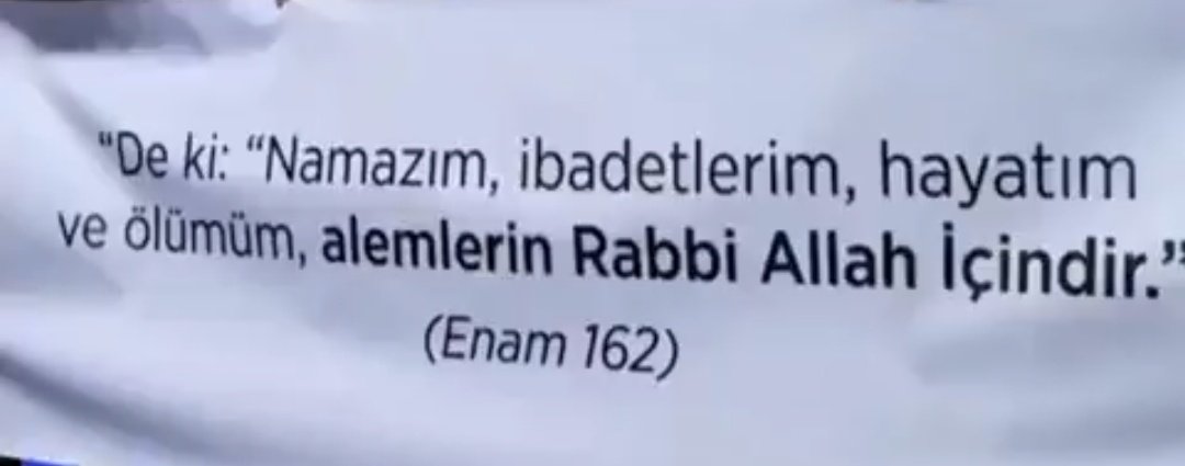 Sizin
Şer bildiğiniz de hayır
Hayır bildiğinizde ise
Şer vardır

7-8 tane
Okumuş eşek
Mezuniyet töreninde şu pankartın önüne geçerek görülmesini engellemeye çalışırken

Enam süresinin
162. Ayetini bütün Türkiye'ye
Ezberlettiler

Yaradan..
Dilediğini eşeğe bile 
Yaptırır..😎